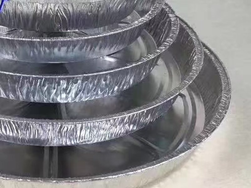 Round aluminum foil pans stacked by size